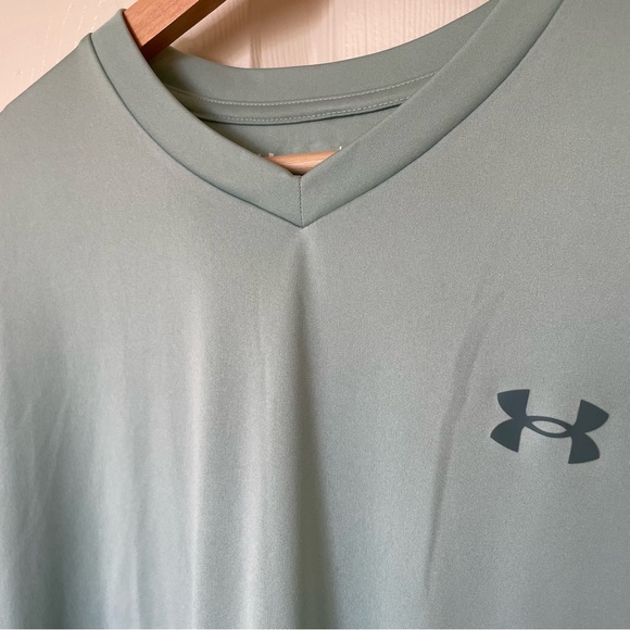 Mens Large Under Armour tshirt vneck - Picture 4 of 4